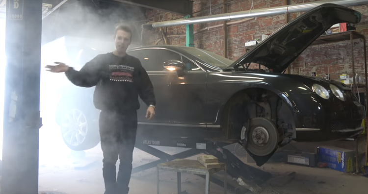 USA's billigste Bentley Continental GT? Måske på papiret. Men hvad hjælper det, når den går op i røg, og der helt åbenlyst har været fusket med alt fra  snude til hale.  Foto: Screendump / YouTube
