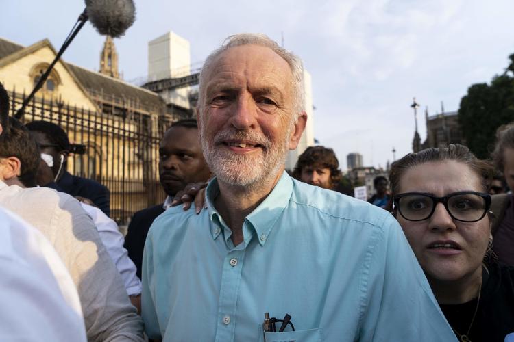 
   Alistair Campbell mener, at Corbyn bør gøre plads for en ny leder. »Jeg ser ingen tegn på, at du og dit kontor har fattet alvoren i det, som sker, eller som i det mindste er begynde at føre en strategi ud i livet, der besvarer det og nedkæmper det, skriver den tidligere toprådgiver i et åbent brev.
.(Photo by Niklas HALLE'N / AFP)
   Foto: Niklas Halle'n/Ritzau Scanpix