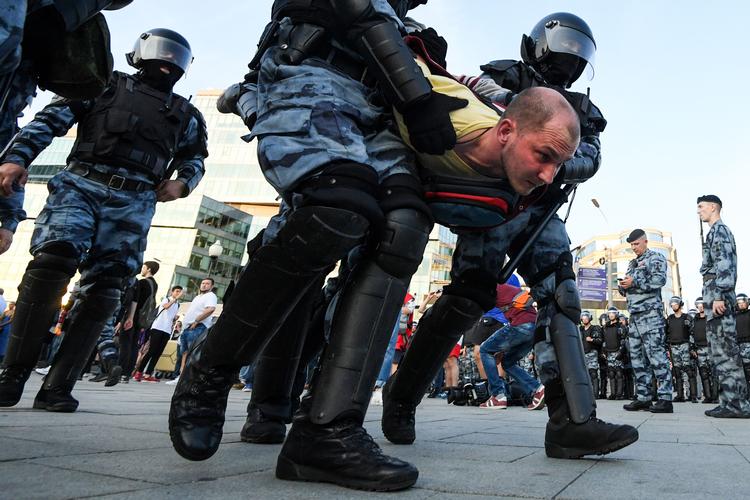 Russisk politi arresterede op mod 1400 i weekenden. Foto: Kirill Kudrijavtsjev, Afp Foto: Kirill Kudryavtsev/Ritzau Scanpix