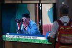 En mand følger nyheden om missilaffyringen på en tv-skærm sat op på togstationen i den sydkoreanske hovedstad, Seoul. Foto: Jung Yeon-je/Ritzau Scanpix
