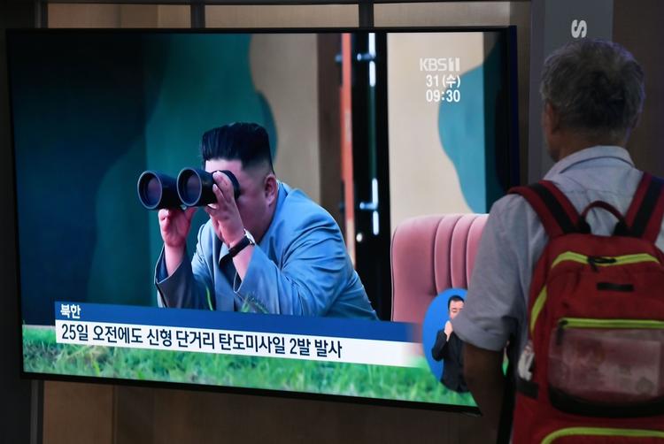 En mand følger nyheden om missilaffyringen på en tv-skærm sat op på togstationen i den sydkoreanske hovedstad, Seoul. Foto: Jung Yeon-je/Ritzau Scanpix