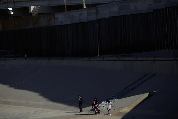 En gruppe migranter har her krydset overgangen fra Mexixo til El Paso i Texas. Mange familier må opleve at blive skilt ad senere. Foto: Jose Luis Gonzalez/Ritzau Scanpix