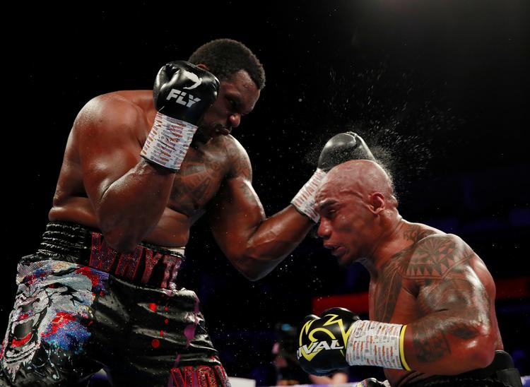 Dillian Whyte (til venstre), da han i Londons O2 Arena 20. juli boksede mod colombianske Oscar Rivas. 
   Foto: Andrew Couldridge/Ritzau Scanpix