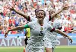Megan Rapinoe med anførerbind og  holdkammerater fejrede den store triumf ved VM i Frankrig, hvor holdet forsvarede sin titel.
   Foto: Denis Balibouse/Ritzau Scanpix