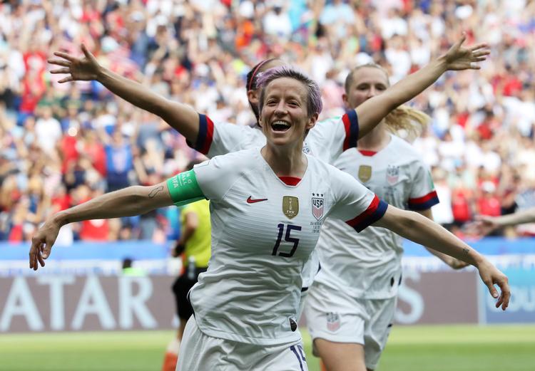 Megan Rapinoe med anførerbind og  holdkammerater fejrede den store triumf ved VM i Frankrig, hvor holdet forsvarede sin titel.
   Foto: Denis Balibouse/Ritzau Scanpix