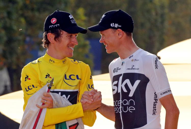 Chris Froome, der her ses under sidste års hyldestseance på Champs-Élysées sammen med Geraint Thomas, tæller dagene til næste års Tour de France. Foto: Philippe Wojazer/Ritzau Scanpix