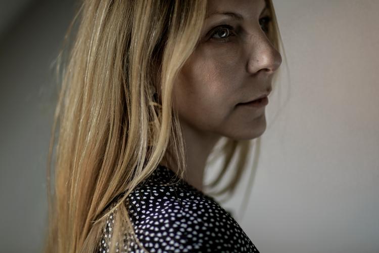 »Jeg er ikke bange for at blive ensom uden børn. Man kan bare elske dem, der allerede er der. Det er jo ikke, fordi vi mangler mennesker«, siger Liselotte Skovgaard. 

   Foto: Mads Nissen/POLFOTO