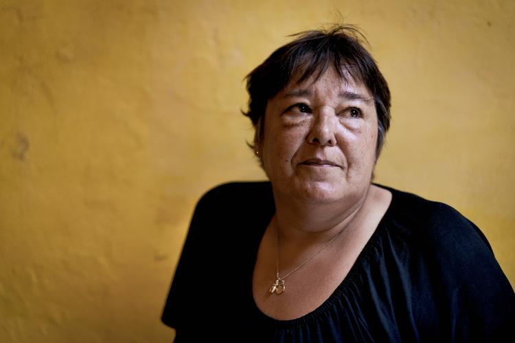 
Debora 'Tippu' Lynge har i 17 år med kærlig men bestemt hånd styret værestedet Angakok på Pusherstreet og holdt hashandlere og øldrikkere ude. Nu er hun stoppet, og det alkoholfrie værested er lukket og i krise  uden penge til en ny leder. »Jeg er frygtelig ked af det - det er jo lidt mit barn, siger 'Tippu'.
   Foto: Jens Hartmann Schmidt/POLFOTO