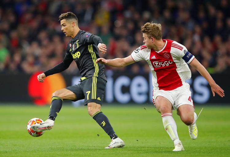  Cristiano Ronaldo og  Matthijs de Ligt var modstandere i Champions League for nogle måneder siden. Nu er de holdkammerater og kæmper om den samme pris.  Foto: Wolfgang Rattay/Ritzau Scanpix