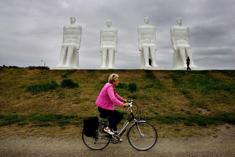 Billedhugger Svend Wiig Hansens figurer ved Esbjerg. Her uden graffiti.
   Arkivfoto Klaus Holsting