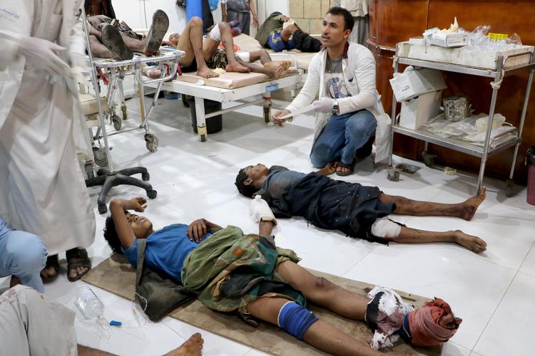 En dreng behandles på et hospital i Saada i det nordlige Yemen efter et luftangreb på en markedsplads i mandags.
   Foto: Naif Rahma/Ritzau Scanpix