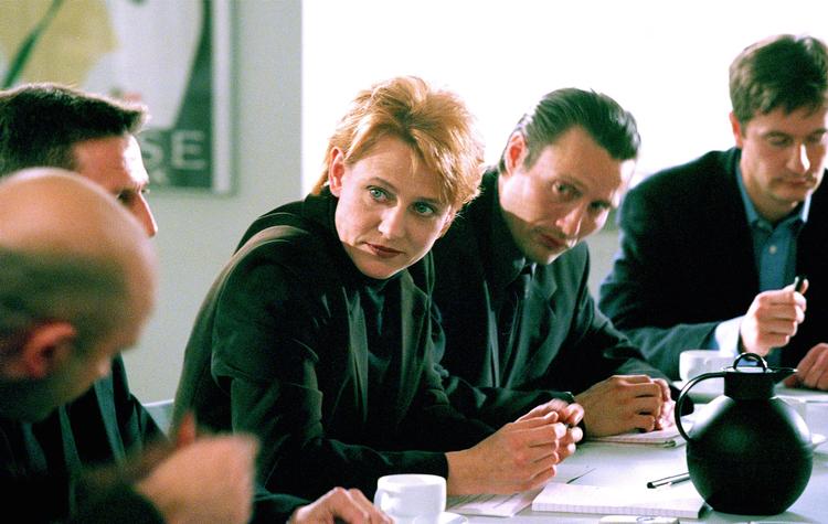 Ingrid (Charlotte Fich), Fischer (Mads Mikkelsen) og la Cour (Lars Brygmann) er superhelte i forhold til de lokale politifolk. Foto: DR