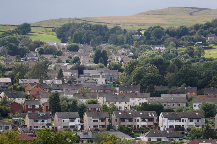 
  Britisk politi har beordret en by i det nordvestlige England med 6500 indbyggere evakueret, fordi der er fare for, at en dæmning vil kollapse. Her et oversigtsbillede fra Whaley Bridge,  REUTERS/Phil Noble
   Foto: Phil Noble/Ritzau Scanpix