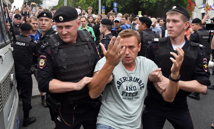 
    (ARKIV) Den fængslede russiske oppositionsleder Aleksej Navalnyj fastholder, at han blev forgiftet søndag, mens han var i myndighedernes varetægt. (Foto: VASILY MAXIMOV/Ritzau Scanpix)
   Foto: Vasily Maximov/Ritzau Scanpix