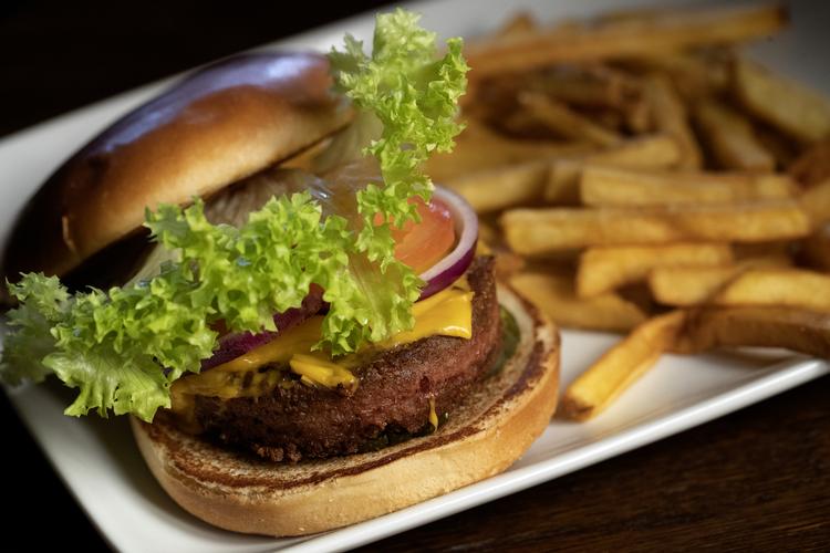 Plantebaserede burger, som skal smage af kød, vinder frem i fast food-industrien. Her er en 'Beyond Meat'-burger fra TGI Fridays i København, som Politiken testede i juni. Den var ok. Foto: Peter Hove Olesen/POLFOTO