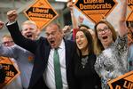 
 Jane Dodds fra Liberaldemokraterne (nr. 2 fra højre) fejrer valgsejren i Brecon og Radnorshire i Wales, hvor hun har snuppet en plads fra Det Konservative Partis Chris Davies. Foto: Isabel Infantes/Ritzau Scanpix