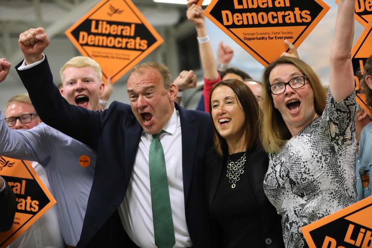 
 Jane Dodds fra Liberaldemokraterne (nr. 2 fra højre) fejrer valgsejren i Brecon og Radnorshire i Wales, hvor hun har snuppet en plads fra Det Konservative Partis Chris Davies. Foto: Isabel Infantes/Ritzau Scanpix