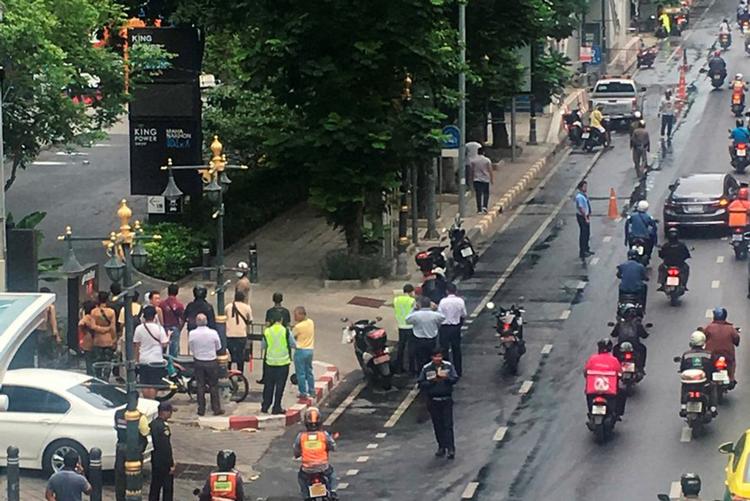 Sådan så der ud efter en af morgenens seks eksplosioner i Bangkok. Foto: Twitter @yrnmxsk/Ritzau Scanpix