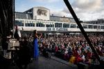 Sopranen Olga Tenyakova sang vandnymfen Rusalka foran tusindvis af mennesker i Kødbyen torsdag. Foto: Peter Hove Olesen/POLFOTO