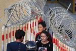 En kvindelig uighur forsøger at komme ind til en basar i byen Hotan i den kinesiske Xinjiang-region, hvor den muslimske befolkning er under streng overvågning eller anbringes i genopdragelseslejre.
 Foto: Greg Baker/Ritzau Scanpix