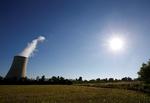 
   Atomkraftværket Golfech ved Garonne-floden med det høje køletårn er et af de a-kraftværker, som måtte nedsætte kapaciteten under hedebølgerne, og som vil blive yderlige ramt af klimaforværringen. 
   Foto: Regis Duvignau/Ritzau Scanpix