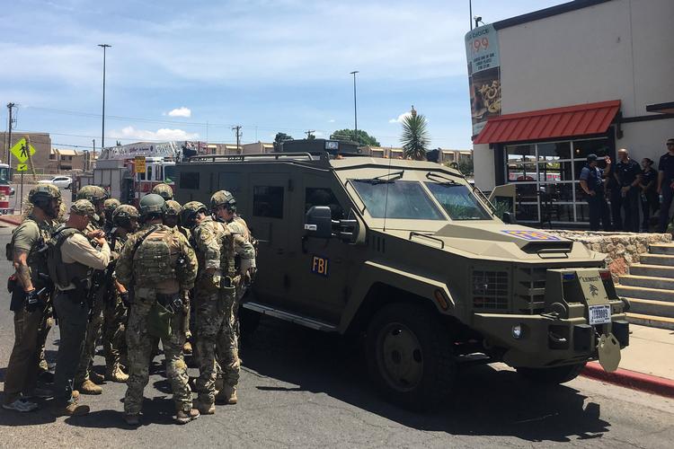 Ifølge tv-stationen CNN skal adskillige være blevet dræbt under skyderi foran stormagasinet Walmart i byen El Paso. (Photo by Joel Angel JUAREZ / AFP)
   Foto: Joel Angel Juarez/Ritzau Scanpix