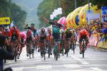 Pascal Ackermann presser cyklen over stregen en anelse foran Fernando Gaviria på 1. etape i Polen Rundt. 