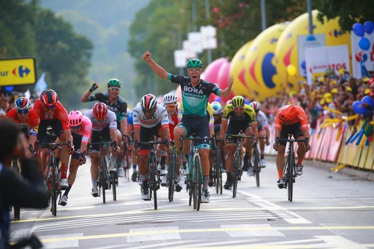Pascal Ackermann presser cyklen over stregen en anelse foran Fernando Gaviria på 1. etape i Polen Rundt. 