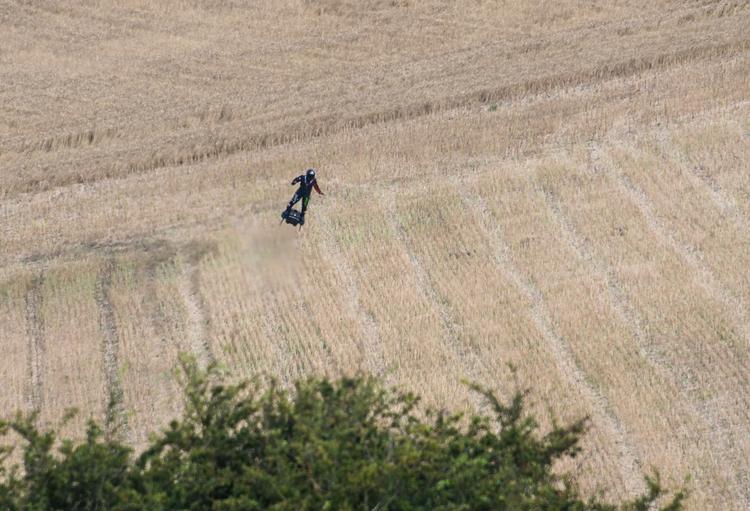 Franky Zapata flyver over markerne i  Saint-Inglevert i det nordlige Frankrig 24. juli.  Foto: Denis Charlet/Ritzau Scanpix