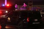 Politiet holder vagt uden for supermarkedet Walmart i El Paso i Texas, hvor 20 mennesker lørdag blev skudt og mindst 26 såret. Politiet efterforsker sagen som en mulig hadforbrydelse. Foto: Mario Tama/Ritzau Scanpix