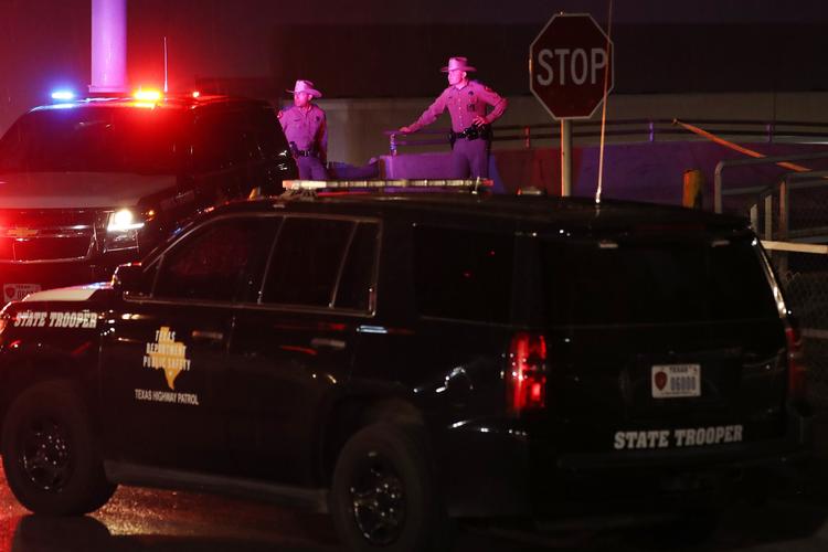 Politiet holder vagt uden for supermarkedet Walmart i El Paso i Texas, hvor 20 mennesker lørdag blev skudt og mindst 26 såret. Politiet efterforsker sagen som en mulig hadforbrydelse. Foto: Mario Tama/Ritzau Scanpix