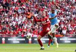 Manchester City-angriberen Raheem Sterling virkede fit og meget veloplagt søndag på Wembley. Her scorer han foran Jordan Henderson til 1-0 i første halvleg. Men Sterling misbrugte også et par gyldne muligheder foran mål.
   Foto: David Klein/Ritzau Scanpix