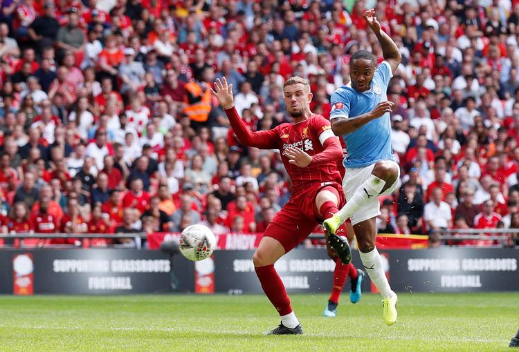 Manchester City-angriberen Raheem Sterling virkede fit og meget veloplagt søndag på Wembley. Her scorer han foran Jordan Henderson til 1-0 i første halvleg. Men Sterling misbrugte også et par gyldne muligheder foran mål.
   Foto: David Klein/Ritzau Scanpix