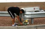 En sørgende borger lægger blomster nær det Walmart-supermarked  i El Paso, Texas, hvor et af weekendens  masseskyderier fandt sted.  REUTERS/Jose Luis Gonzalez
   Foto: Jose Luis Gonzalez/Ritzau Scanpix