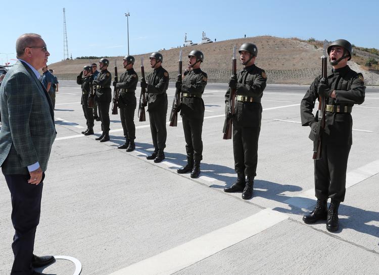 
Tyrkiet vil udføre operationer øst for floden Eufrat i det nordlige Syrien, siger Tyrkiets præsident.
Det er et område, der kontrolleres af den kurdiske milits YPG. Ifølge præsident Recep Tayyip Erdogan er både Rusland og USA informeret om Tyrkiets hensigter.  Kayhan Ozer/Presidential Press Office/Handout via REUTERS 
   Foto: Handout/Ritzau Scanpix