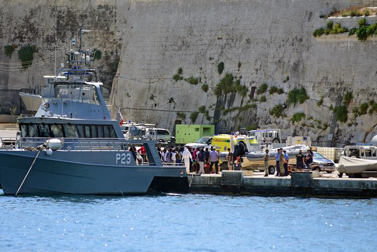Her forlader migranterne et maltesisk militærskib og går i land i Pieta. Foto: Mark Zammit Cordina/Ritzau Scanpix