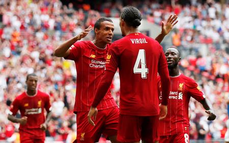 Joel Matip (tv.) fejrer med Virgil van Dijk udligningen til 1-1 i anden halvleg af duellen på Wembley.
   Foto: David Klein/Ritzau Scanpix