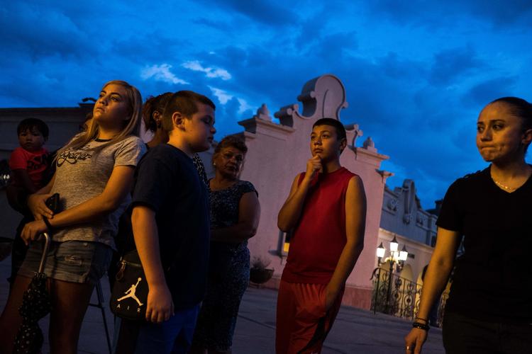 
    Lokale beboere fra El Paso samles foran  Saint Pius X kirken efter masseskyderiet fredag.  Photo by Joel Angel JUAREZ / AFP)
   Foto: Joel Angel Juarez/Ritzau Scanpix