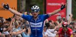 Elia Viviani juler over sejren i hjertet af London, mens Michael Mørkøv tilfreds ser til fra en flot tredjeplads. 