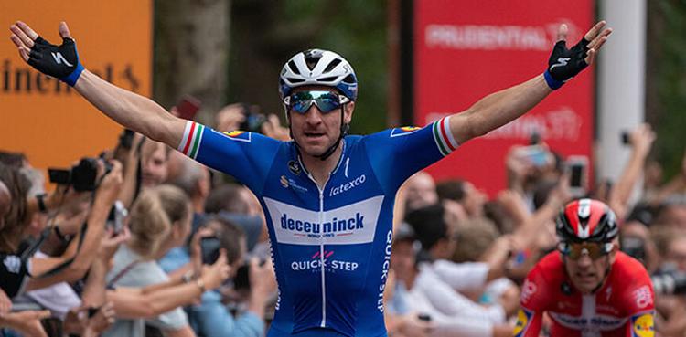 Elia Viviani juler over sejren i hjertet af London, mens Michael Mørkøv tilfreds ser til fra en flot tredjeplads. 