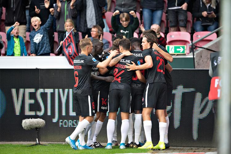 Det var en heldigt mål, men det var Evander Ferreira, der scorede, og midtjyderne bedøvende ligeglade med. de kunne juble over den fjerde superligasejr på stribe. 
   Foto: Jens Nørgaard Larsenrgaard Lars/Ritzau Scanpix
