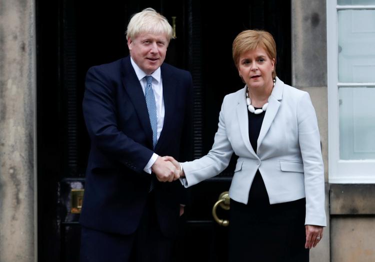 Boris Johnson besøgte i sidste uge Skotland og førsteminister Nicola Sturgeon. Foto: Russell Cheyne/Ritzau Scanpix