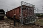 I 2015 skyllede en ny folkevandring op gennem Europa. Hundredtusinder af flygtninge vandrede væk fra krig og fattigdom i Afrika og Mellemøsten. På grænsen mellem Ungarn og Kroatien blev togvogne svøbt i pigtråd for at danne en improviseret barriere, der skulle holde flygtningene ude af Ungarn.   Foto: Simon Móricz-sabján