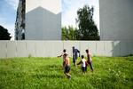 
En gruppe romaer foran en mur i den slovakiske by Michalovce. Betonbarrieren er betalt af en gruppe beboere i byggeriet bag muren, den skal skille deres hjem fra en romalejr. 
   Foto: Attila Balázs