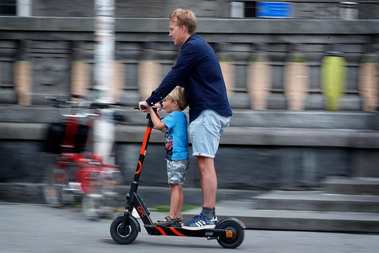 Et eksempel på, hvordan man ikke må bruge elløbehjulet. Ifølge bekendtgørelsen må der ikke befordres andre personer end føreren på et motoriseret løbehjul. Foto: Jens Dresling/POLFOTO