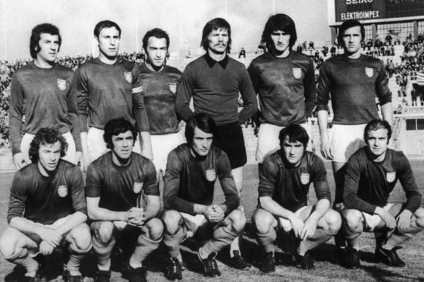 Det jugoslaviske landshold i 1974, bagest fra venstre Jurica Kerlpvoc, Dragar Dzajic, Euver Hadziabdic, Enver Maric, Ivan Buljan og Josip Katalinski. Forrest fra venstre Jlija Petkovic, Stanislav Karasi, Bojevic, Jovau Acimovic og Miroslav Pavlovic.
   Foto: Anonymous/Ritzau Scanpix