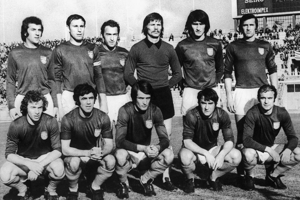 Det jugoslaviske landshold i 1974, bagest fra venstre Jurica Kerlpvoc, Dragar Dzajic, Euver Hadziabdic, Enver Maric, Ivan Buljan og Josip Katalinski. Forrest fra venstre Jlija Petkovic, Stanislav Karasi, Bojevic, Jovau Acimovic og Miroslav Pavlovic.
   Foto: Anonymous/Ritzau Scanpix