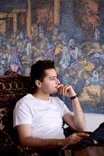 Hvis Ahmad Qasimi er fascineret af et motiv, så maler han det. Men fascinationen går på det rent visuelle, på billedets såkaldte overflade. Hvis der knytter sig en særlig historie til motivet, er den ikke aktuel for kunstneren, der vælger at fastholde det. Et sådant motiv skal hverken tiltrække eller frastøde, for hans fascination af det handler ikke om smag.  Foto: Nanna Navntoft