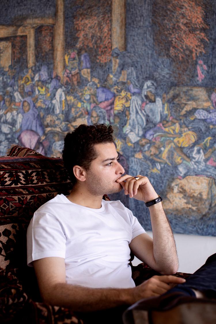 Hvis Ahmad Qasimi er fascineret af et motiv, så maler han det. Men fascinationen går på det rent visuelle, på billedets såkaldte overflade. Hvis der knytter sig en særlig historie til motivet, er den ikke aktuel for kunstneren, der vælger at fastholde det. Et sådant motiv skal hverken tiltrække eller frastøde, for hans fascination af det handler ikke om smag.  Foto: Nanna Navntoft