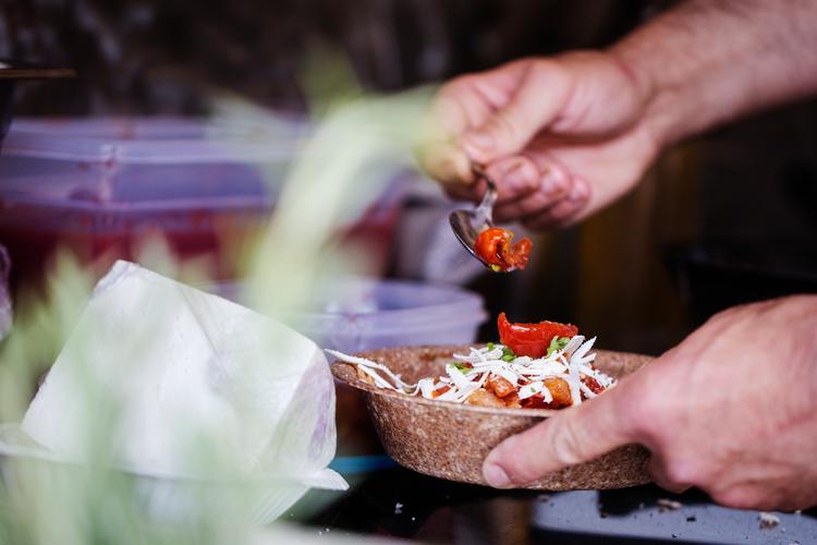 I weekenden kan du lægge vejen forbi Snack & Blues, Mulgeo og Kiin Kiin Street, når de er blandt stadeholderne på festivalen Street Food om Søerne. Foto: Emma Sejersen/POLFOTO